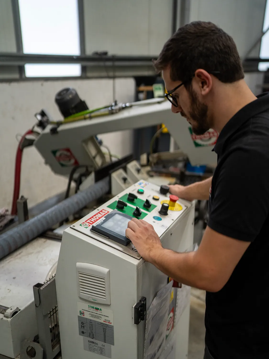 Equipamento e operação na unidade da Neckmolde